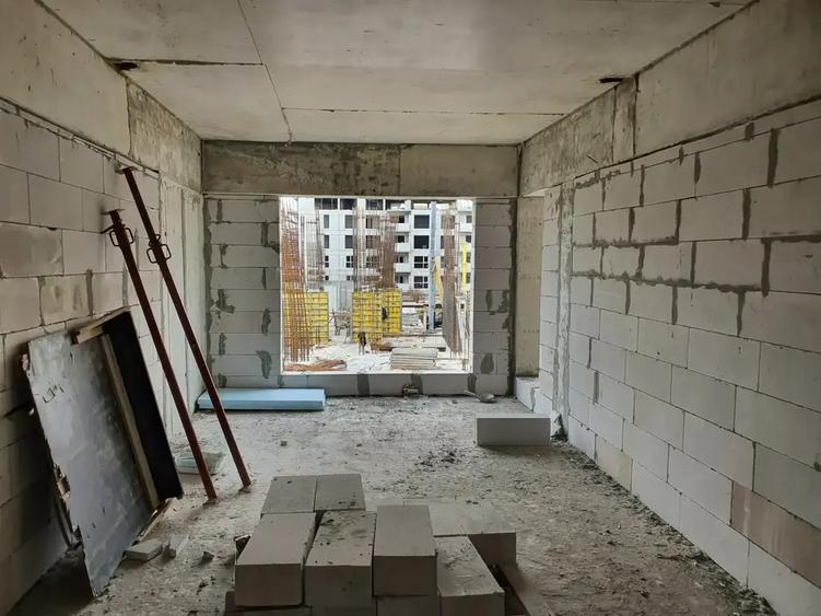 Apartament cu 5 camere semidecomandat în Titan