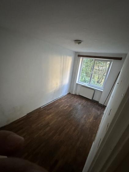 Apartament cu 3 camere semidecomandat în Tractorul
