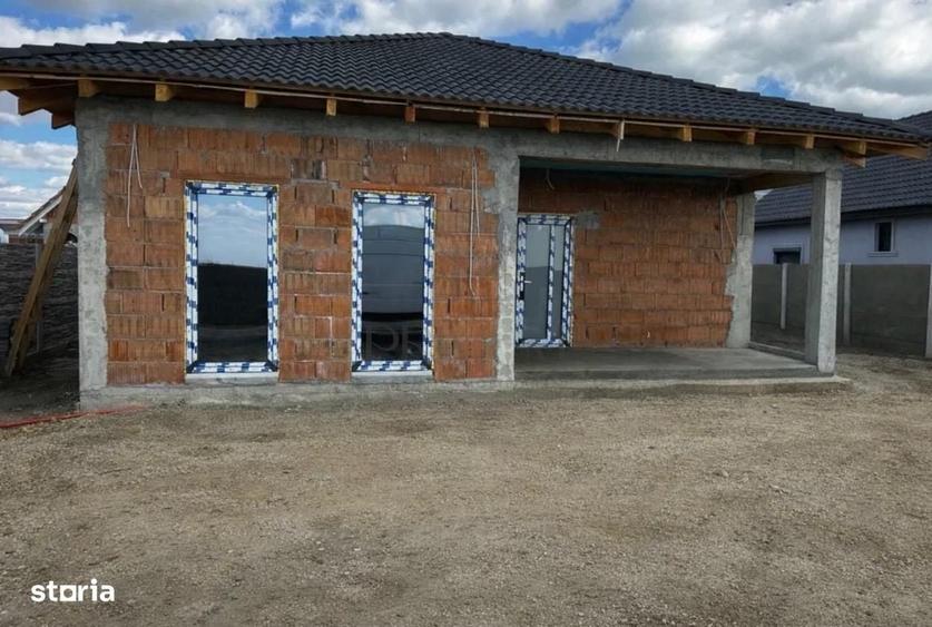 Casă cu 4 camere în Sânmihaiu Român