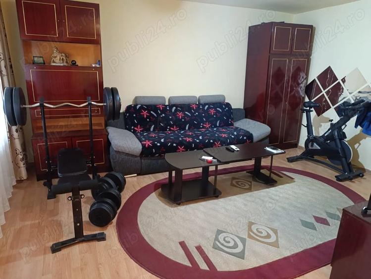 Apartament cu 5 camere decomandat în Dâmbovița