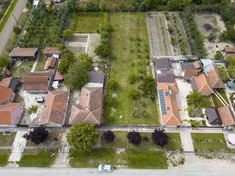 Teren Construcții intravilan de 1439 mp, în Cermei