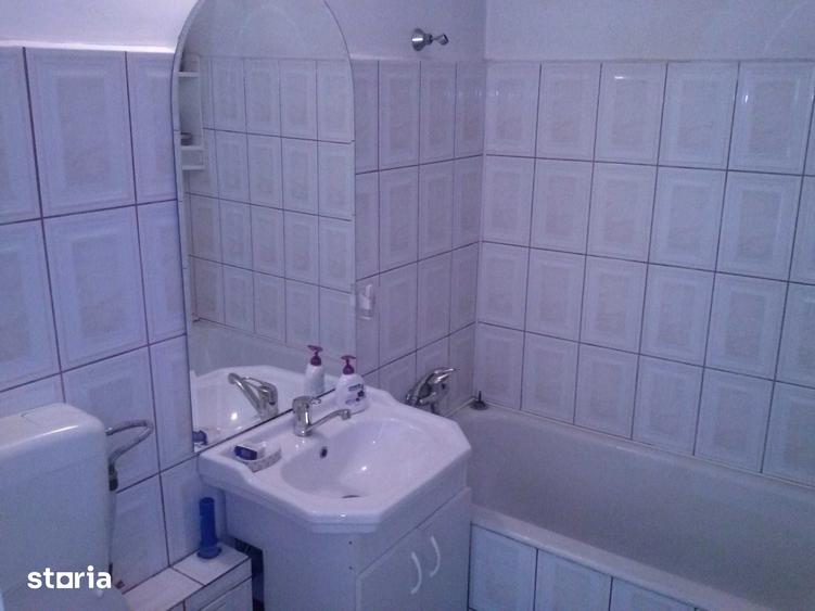 Apartament cu 2 camere semidecomandat în Tei