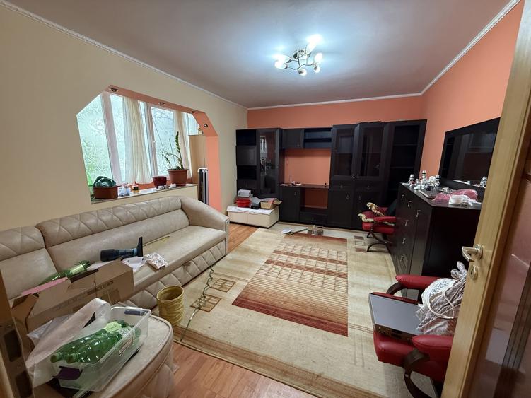 Apartament cu 3 camere decomandat, mobilat în Girocului