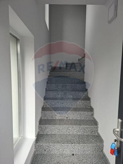 Apartament cu 3 camere decomandat, mobilat în Central