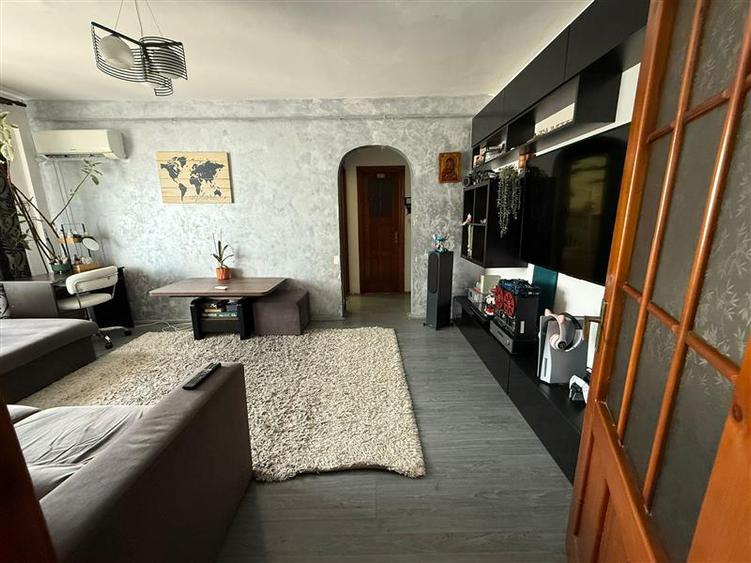 Apartament cu 3 camere decomandat, mobilat în Mircea cel Bătrân