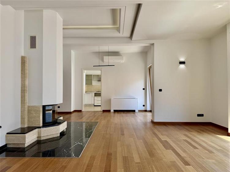 Apartament cu 5 camere decomandat în Primăverii