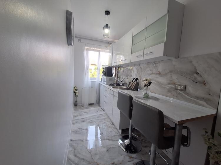 Apartament cu 3 camere semidecomandat, mobilat în Girocului