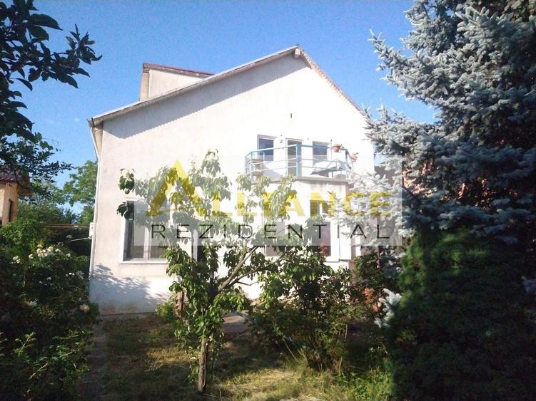 Casă individuală cu 6 camere cu Canalizare în Central