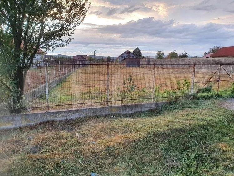 Teren Construcții intravilan de 1300 mp, în Periferie