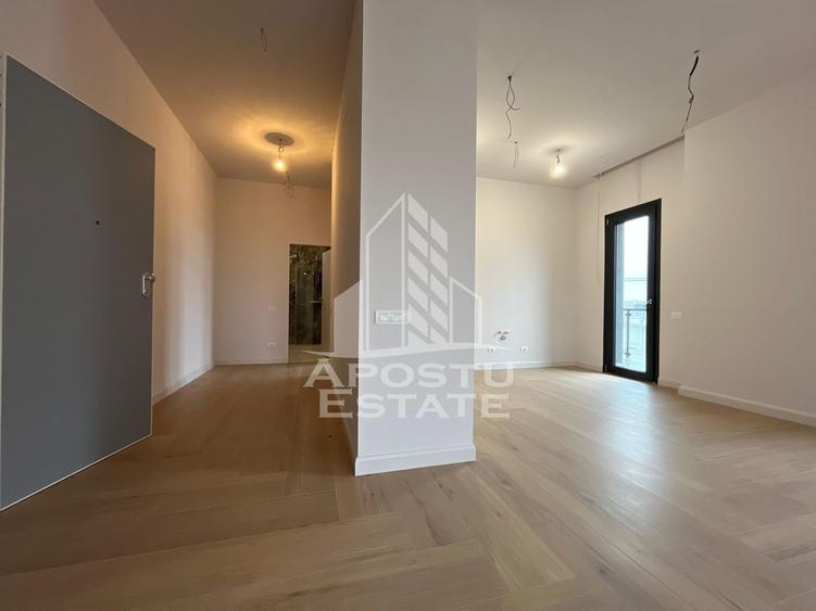 Penthouse cu 4 camere semidecomandat în Torontalului