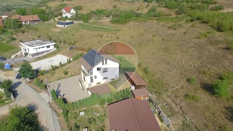 Casă individuală cu 5 camere cu Teren 1065 Mp în Rădaia