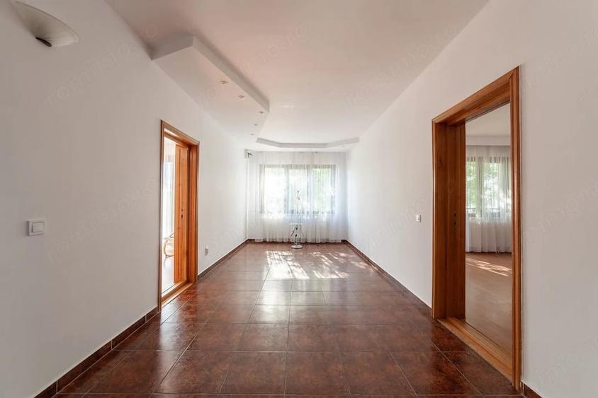 Casă cu 8 camere cu Teren 1000 Mp în Sud