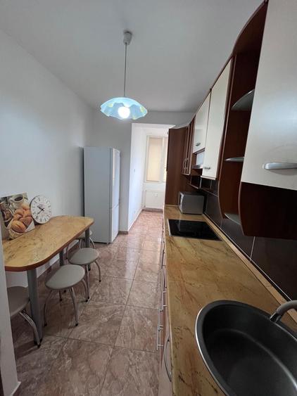 Apartament cu 3 camere semidecomandat în Nufărul