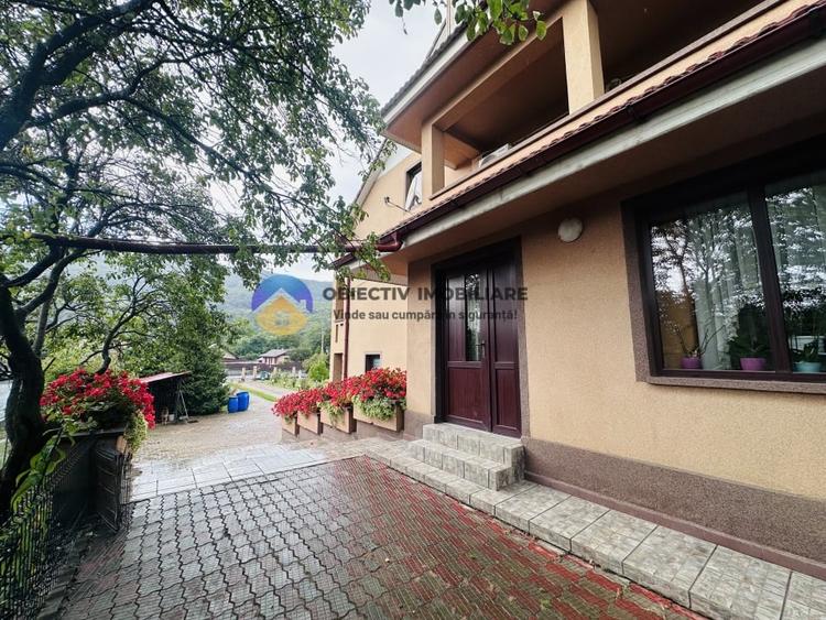 Casă cu 6 camere cu Teren 1584 Mp în Nord-Est
