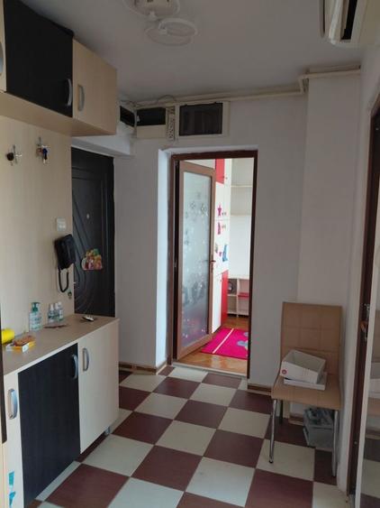 Apartament cu 3 camere semidecomandat în Abator