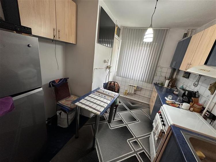Apartament cu 3 camere semidecomandat în Girocului