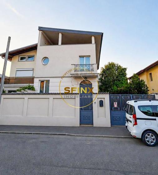 Casă cu 11 camere cu Canalizare în Drumul Sării