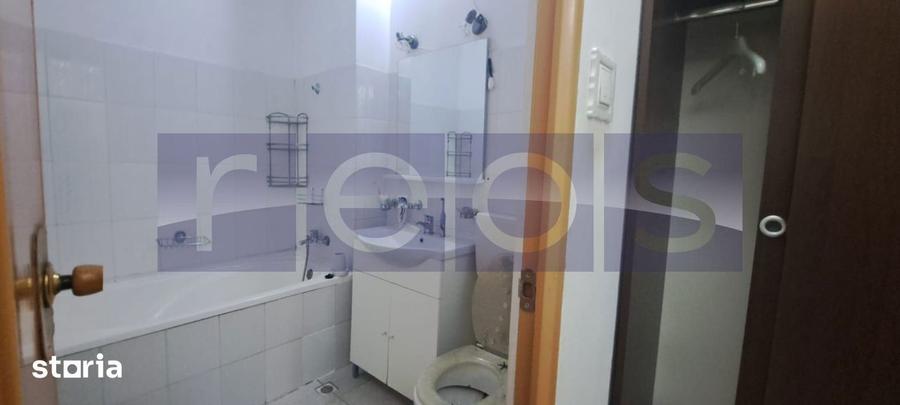Apartament cu 3 camere semidecomandat, mobilat în Central