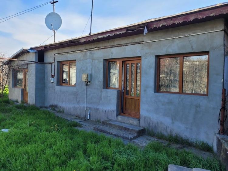 Casă individuală cu 4 camere cu Teren 2500 Mp în Brătășanca