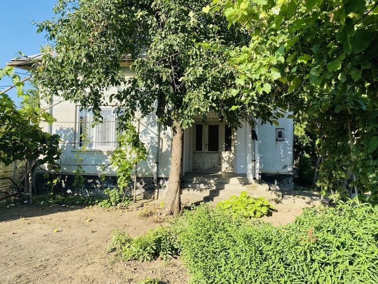 Casă cu 3 camere cu Teren 2200 Mp în Central