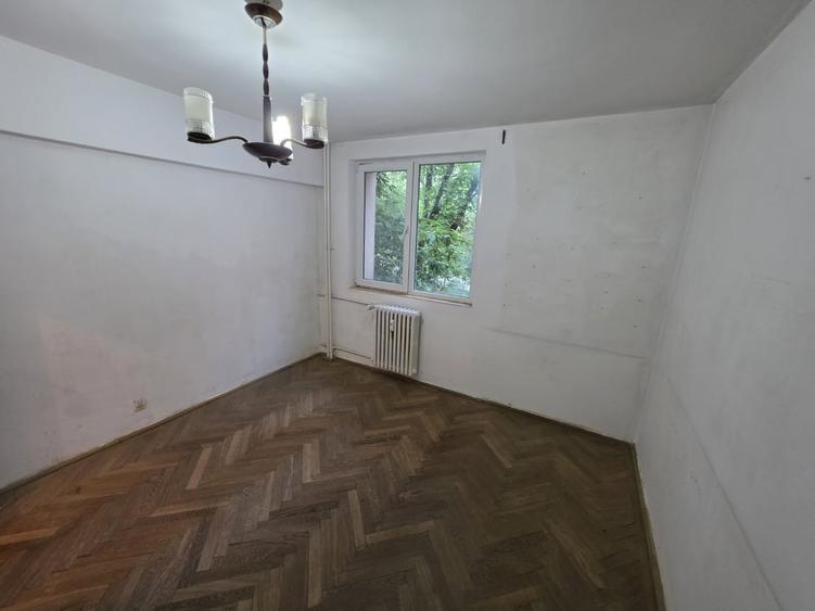 Apartament cu 4 camere semidecomandat în Titan