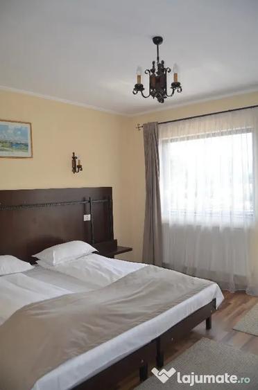 Casă cu 10 camere cu Teren 580 Mp în Poiana Țapului