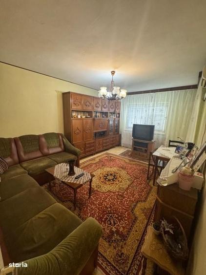 Apartament cu 3 camere decomandat în Rovine