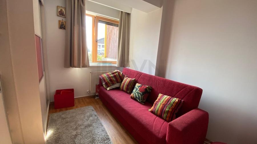 Apartament cu 3 camere semidecomandat, mobilat în Sisești