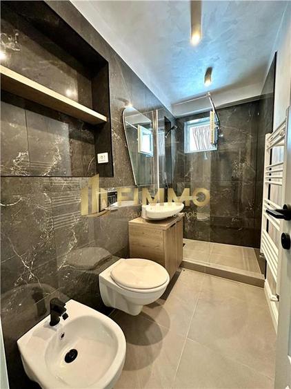 Apartament cu 3 camere semidecomandat în Policlinica