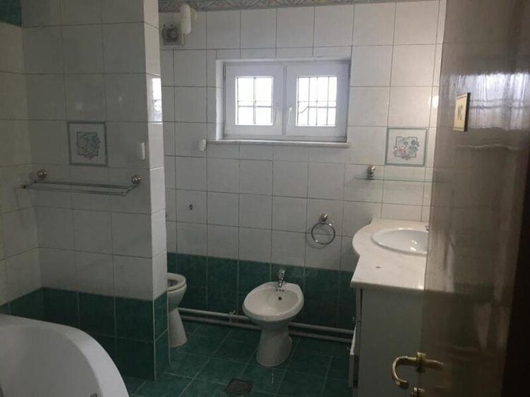 Casă individuală cu 6 camere cu Canalizare în Cotroceni