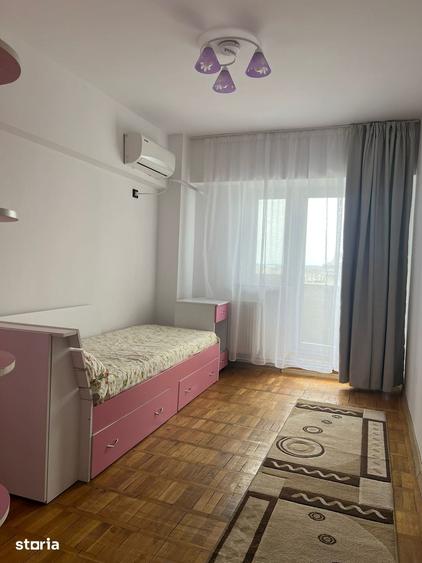 Apartament cu 3 camere decomandat în Calea București