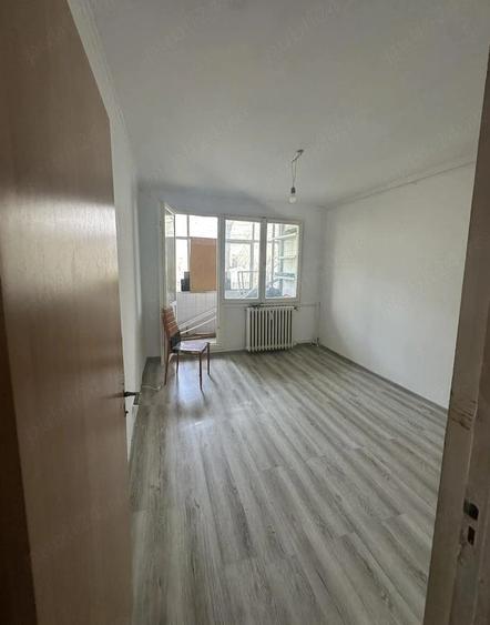 Apartament cu 3 camere semidecomandat, mobilat în Giurgiului