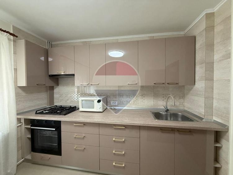Apartament cu 3 camere decomandat, mobilat în Nerva Traian