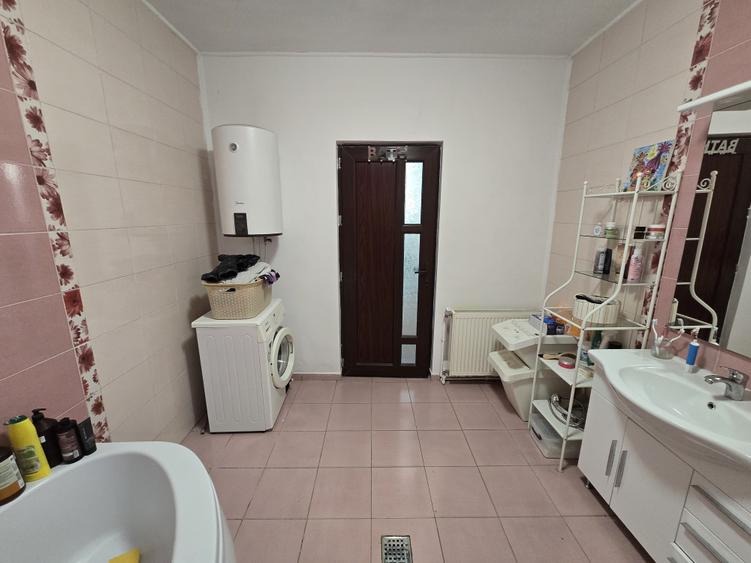 Casă cu 6 camere cu Teren 250 Mp în Industriilor