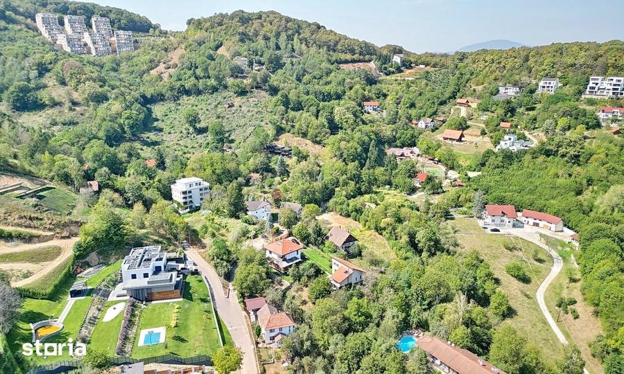 Teren de 2300 mp, în Schei