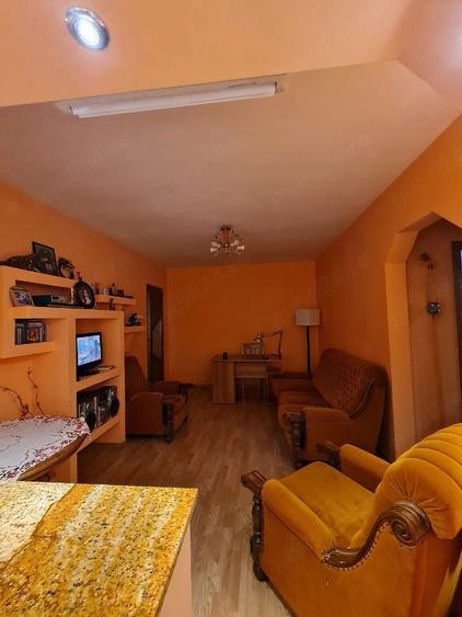 Apartament cu 4 camere semidecomandat în Central