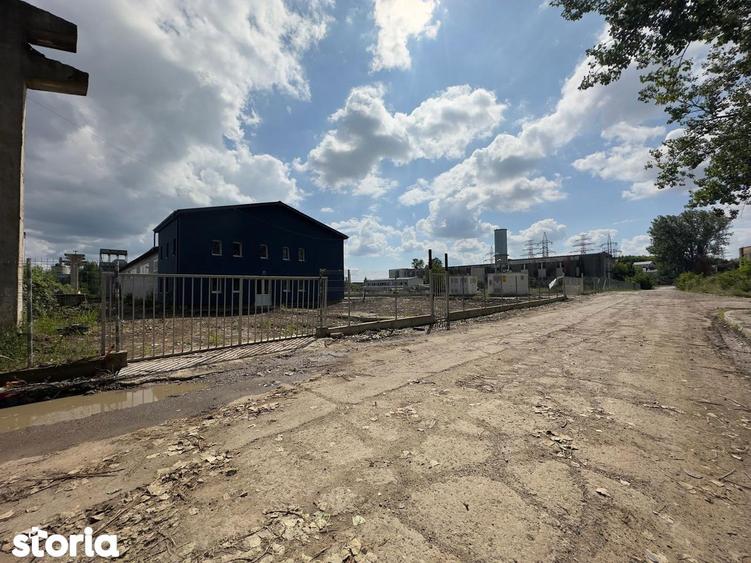 Spațiu comercial, de 2,000 mp, în Cug