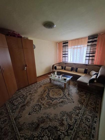 Apartament cu 3 camere decomandat în Govândari