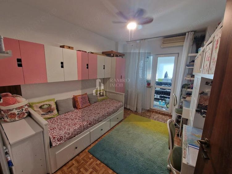 Apartament cu 4 camere semidecomandat în Central