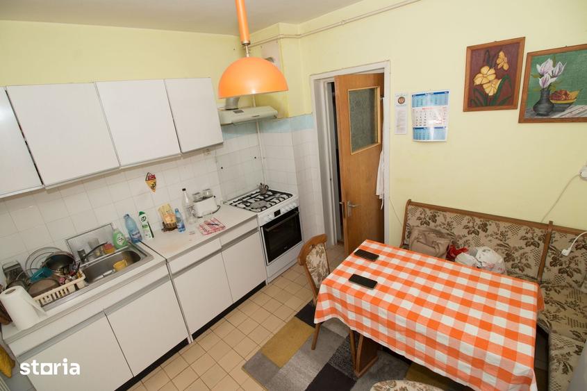 Apartament cu 3 camere decomandat în Schei