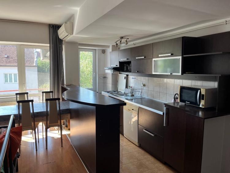 Apartament cu 3 camere decomandat, mobilat în Central