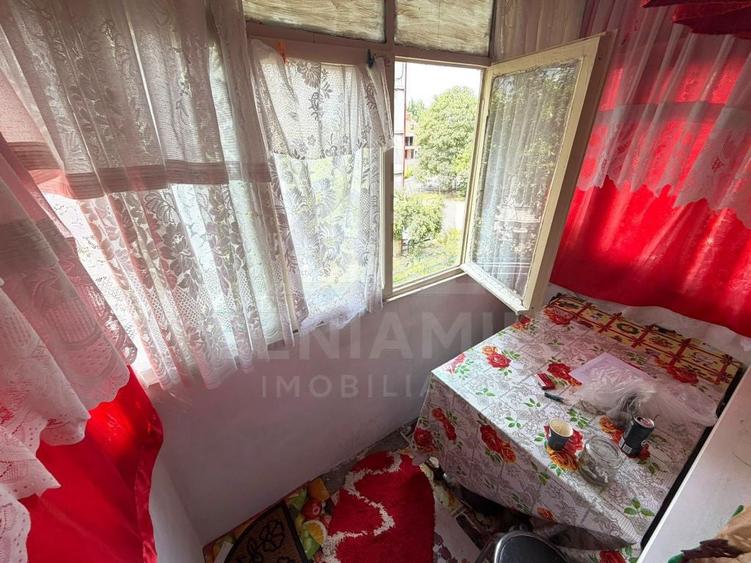 Apartament cu 3 camere semidecomandat în Craiovița Nouă