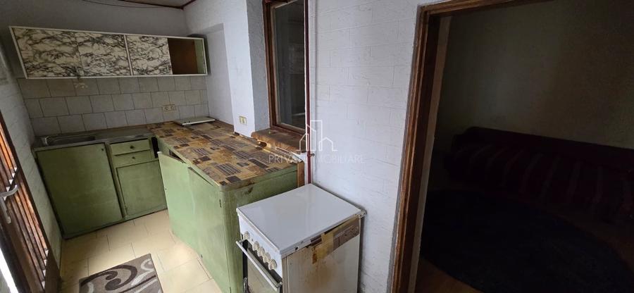 Casă individuală cu 13 camere cu Canalizare în Central