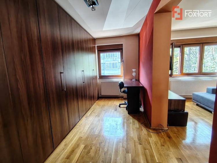 Apartament cu 4 camere decomandat, mobilat în Central