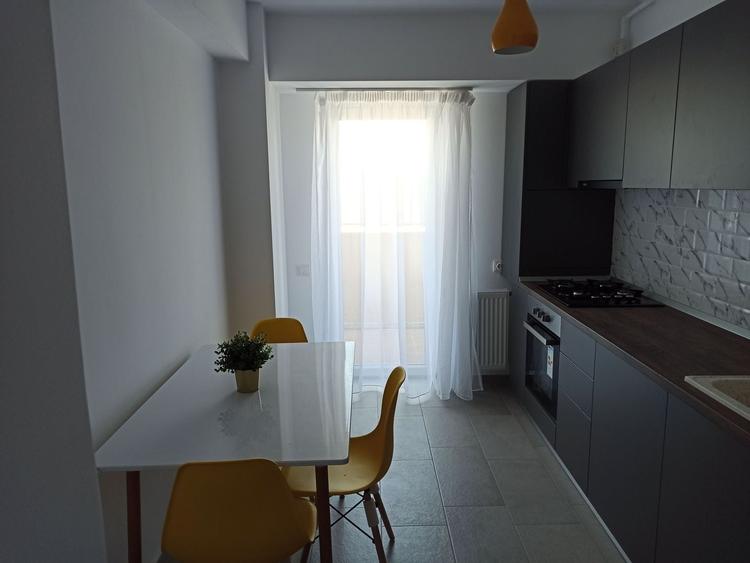 Apartament cu 3 camere decomandat, mobilat în Berceni