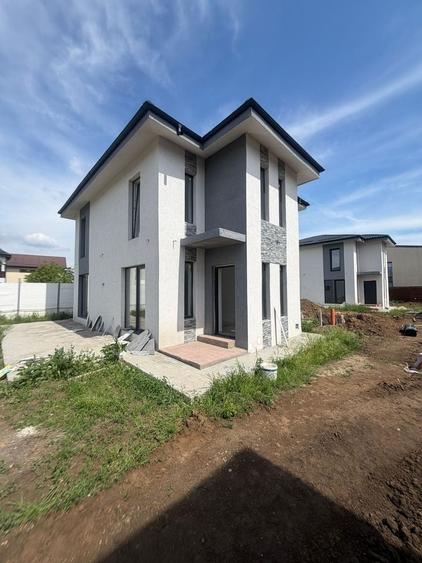 Casă individuală cu 4 camere cu Canalizare în Central