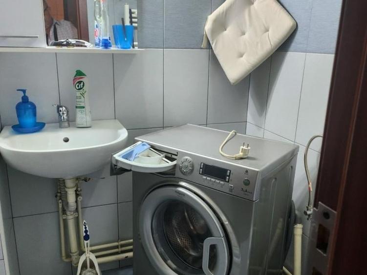 Apartament cu 3 camere decomandat în Drumul Sării