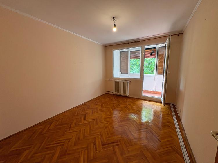 Apartament cu 3 camere semidecomandat în Drumul Taberei