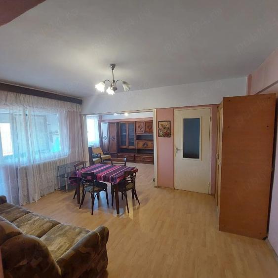 Apartament cu 4 camere semidecomandat în Central