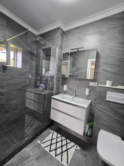 Apartament cu 4 camere semidecomandat în Florești